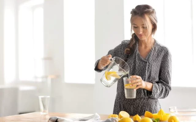 Phụ nữ lạm dụng nước chanh sẽ gây ra 8 tác dụng phụ