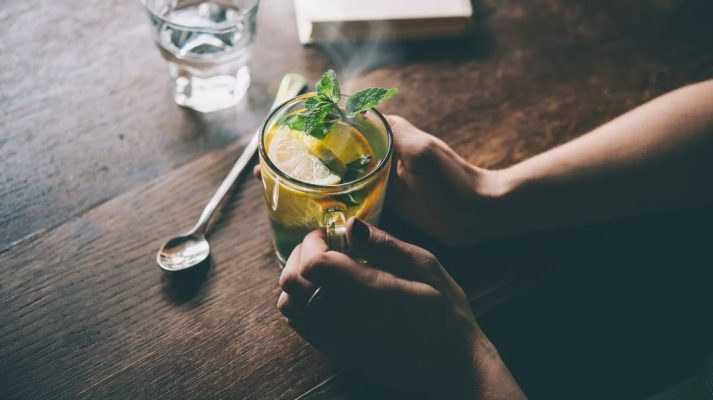 Uống nước chanh ấm vào buổi sáng