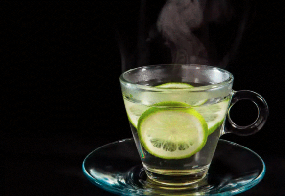 uống một cốc nước chanh ấm mỗi sáng