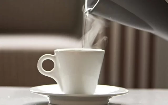 uống 1 ly nước ấm mỗi buổi sáng