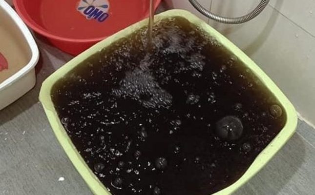 Hà Nội: Kinh hãi nước sinh hoạt bẩn như… nước cống