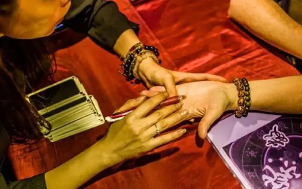 Xem bói là gì? Các hình thức xem bói hay nhất hiện nay