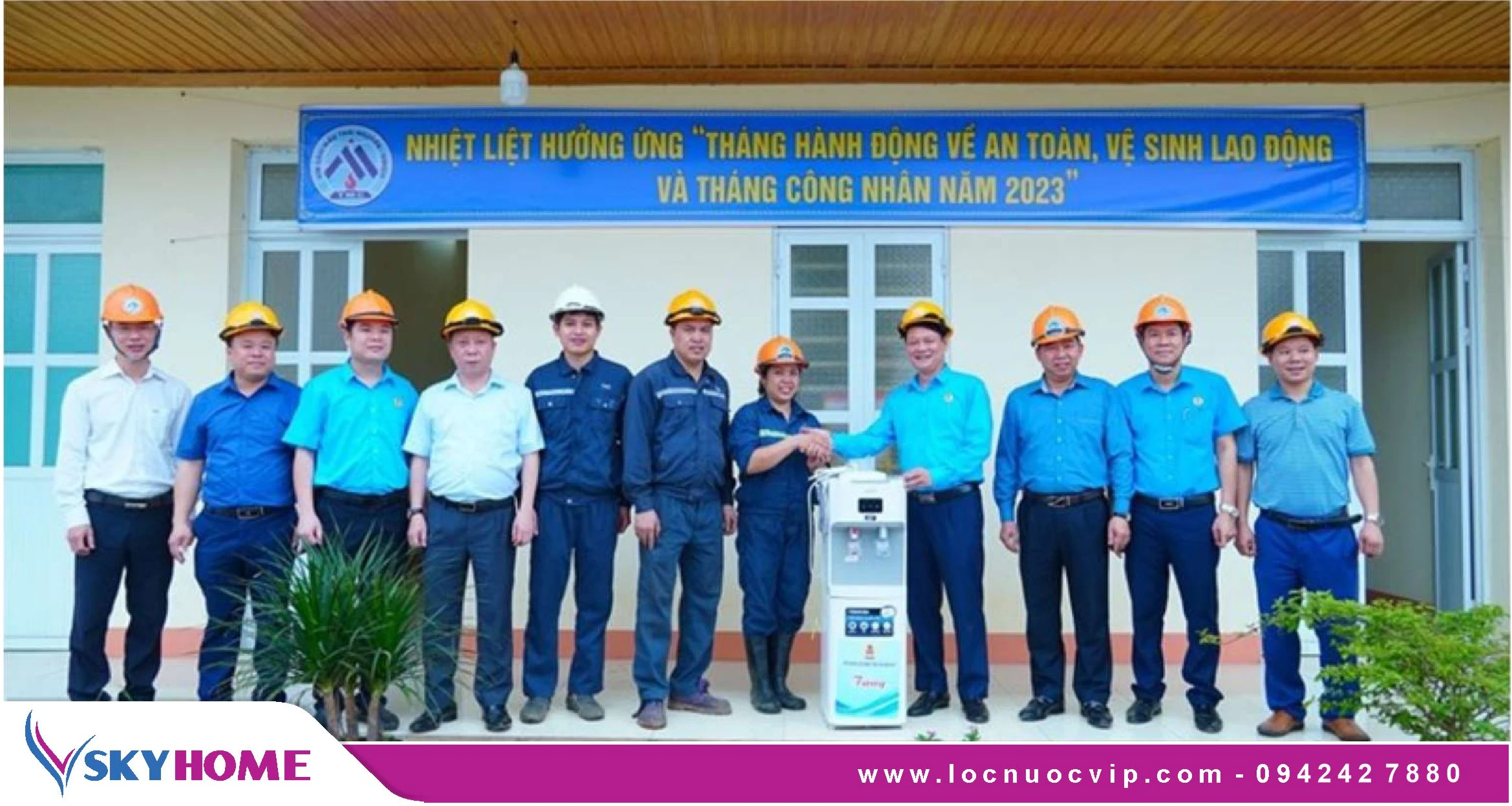 Lãnh đạo Công đoàn Thái Nguyên tặng 2 máy lọc nước cho người lao động